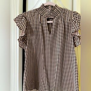 Two tone houndstooth brown/ ivory ruffle neck blouse. Elastic neck , keyhole